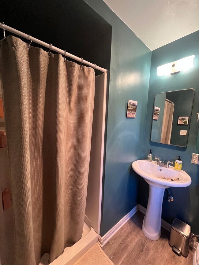 Building Photo - Charming Home by Bishops Peak Trailhead -AVAILABLE April