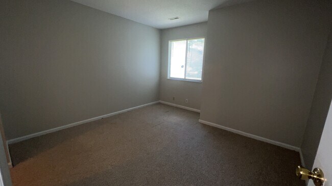 Building Photo - 910 Brett Dr