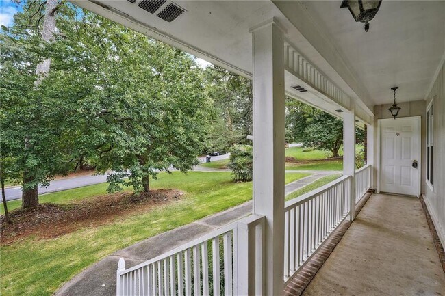Building Photo - 2041 Collinswood Dr