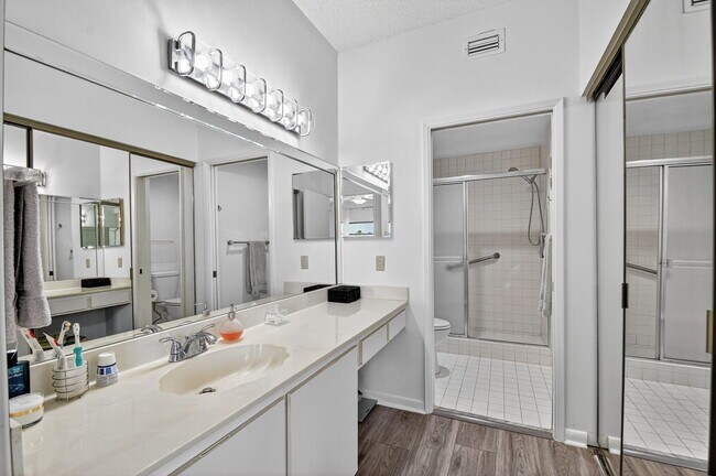 Building Photo - 6193 Pointe Regal Cir