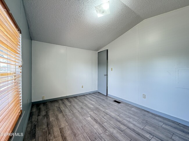 Building Photo - 5941 Sixta Dr
