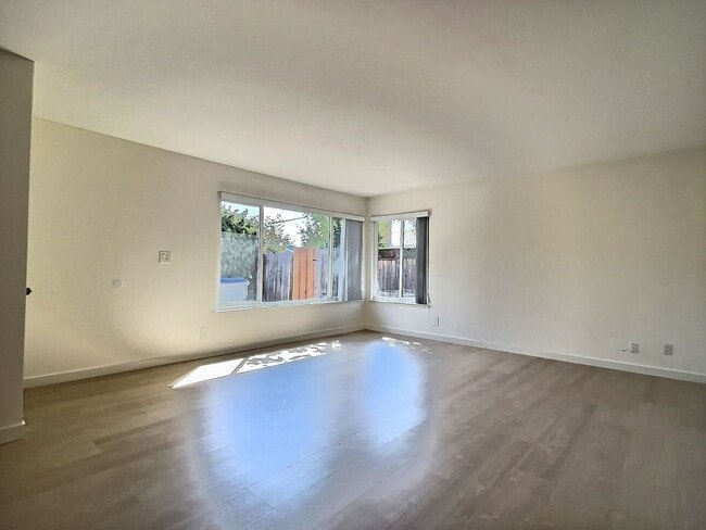 Building Photo - 3BD/2BA - Updated Duplex in Cozy Willow Gl...
