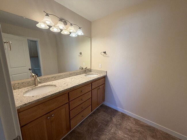 Building Photo - MOVE IN SPECIAL: HALF OFF FIRST MONTH'S RE...