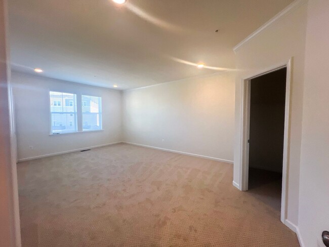 Building Photo - Luxurious 3 Bed 3.5 Bath Townhome In Vibra...