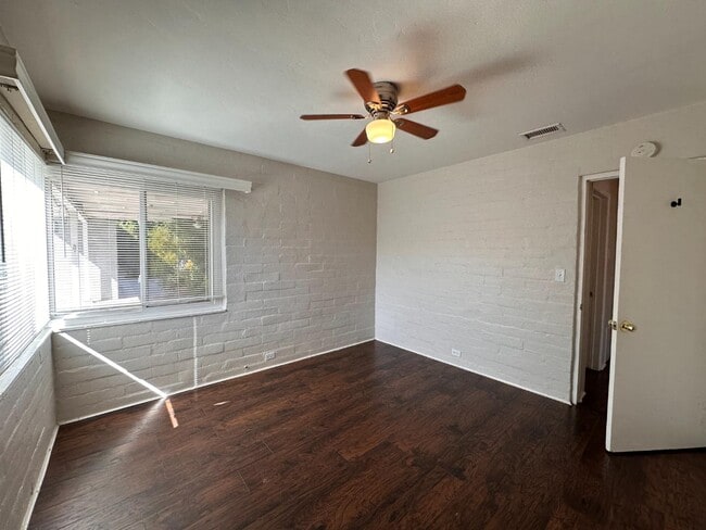 Building Photo - 445 1/2 E Puente St