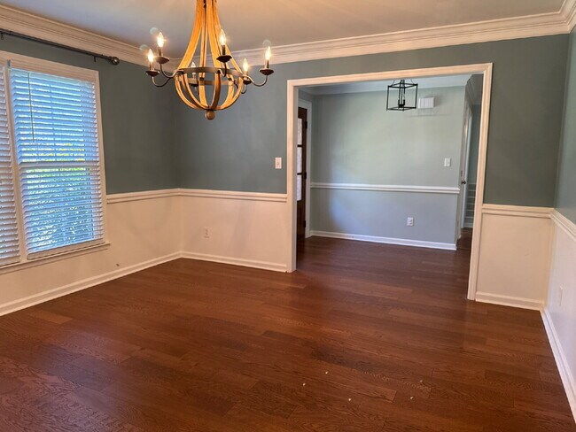 Building Photo - "Charming 4-Bed Oasis with Granite Finishe...