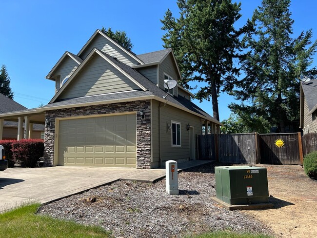 Building Photo - Spacious Veneta Home