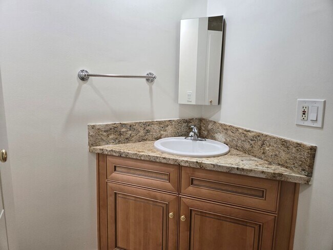 Building Photo - Completely Upgraded 2 bedroom Condo in Riverside