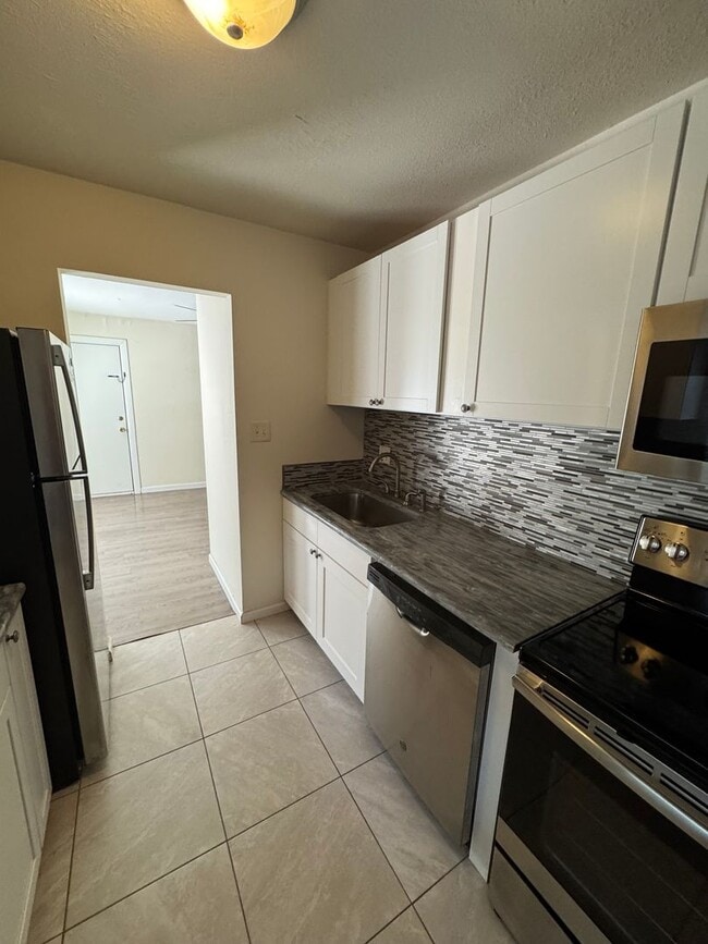 Building Photo - Spacious & Stylish Condo in Chateau DeVille – A Rare Find!