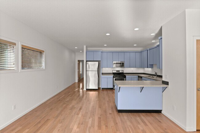 Building Photo - North Portland Recently Renovated Condo