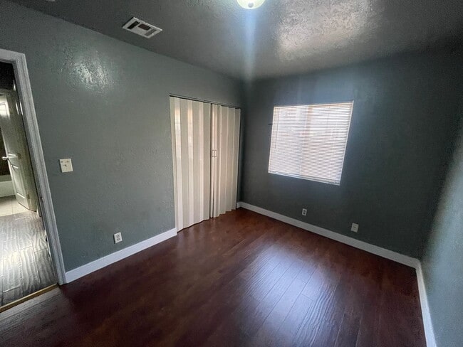 Building Photo - Beautiful, Spacious 3 Bedroom Property in ...