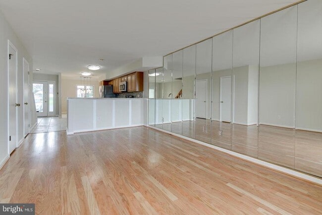 Building Photo - 11 Queen Elizabeth Ct