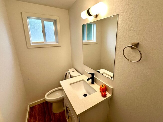Building Photo - Stylish 4-Bed, 3-Bath Home in South Seattle