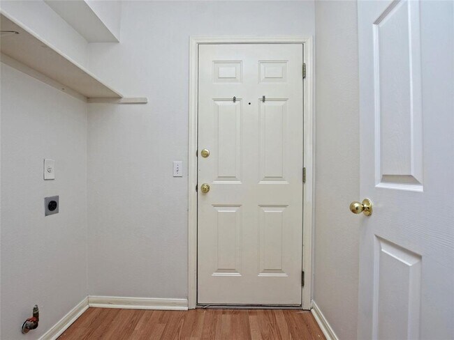 Building Photo - 305 N Heatherwilde Blvd
