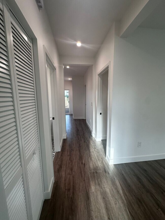 Building Photo - 611 Silver Strand Blvd