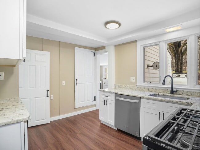 Building Photo - 575 Black Rock Tpke