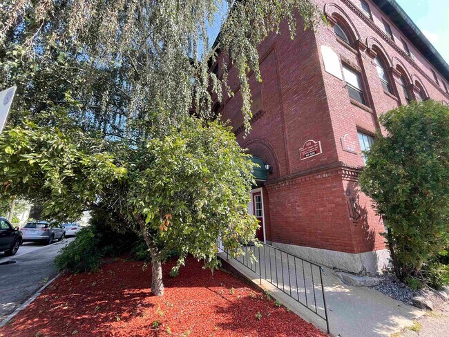 Building Photo - 521 Pine St