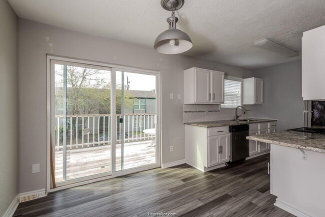 Building Photo - 804 Oran Cir
