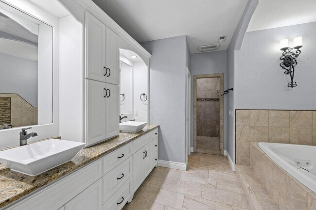 Building Photo - 5 Bedroom Dream Home!