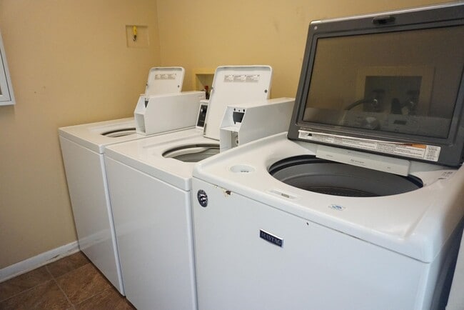 Building Photo - Furnished efficiency one block from the beach