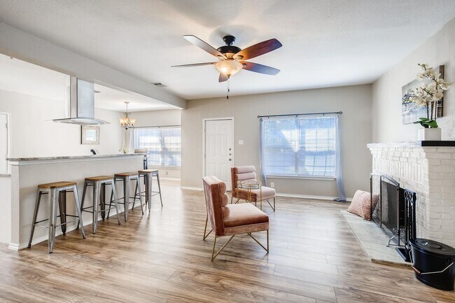 Building Photo - Location, Location, Location! Updated one story home with charm and modern conveniences