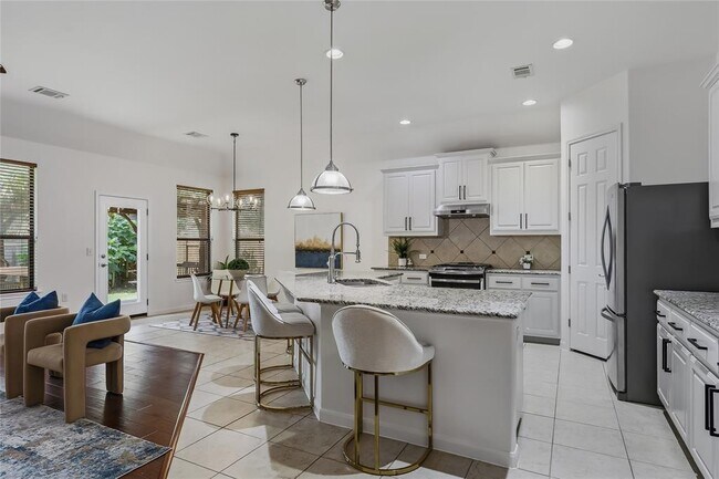 Building Photo - 5501 Allamanda Dr