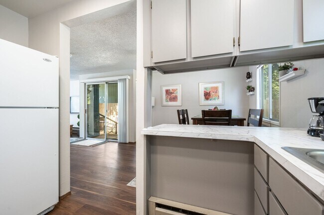 Building Photo - Westside 2BD Duplex