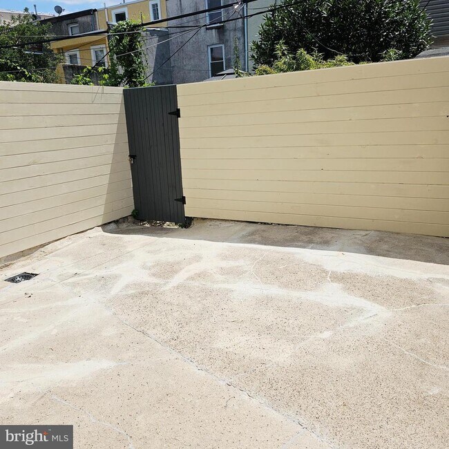 Building Photo - 1816 Montrose St