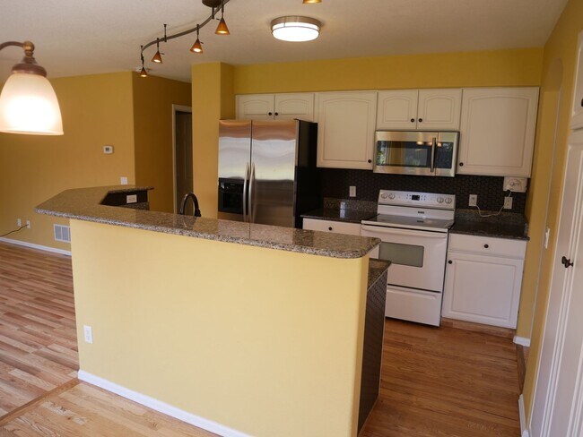 Building Photo - 4 Bedroom, 3.5 Bathroom Home with A/C! - A...