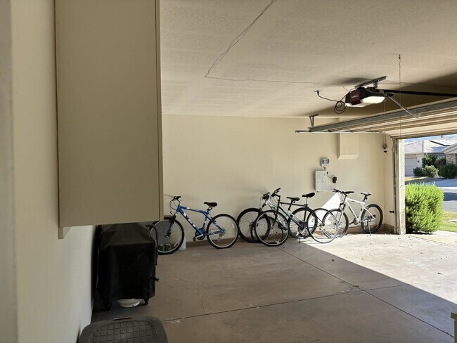 Building Photo - Furnished or Not! Gated, 3 Bedrooms, pool/spa