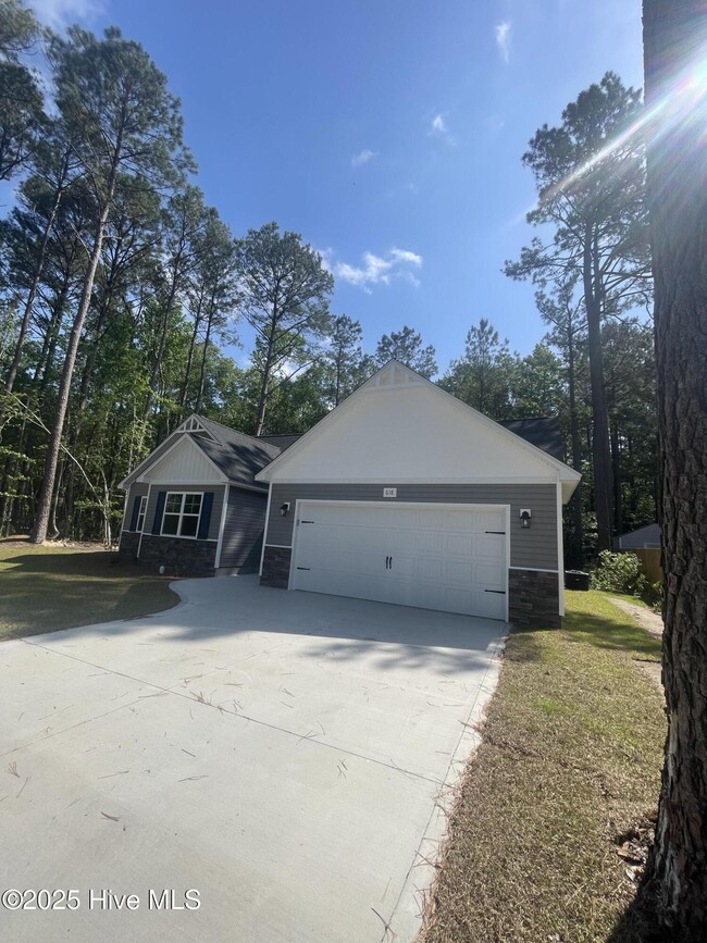 Building Photo - 618 Walnut Dr