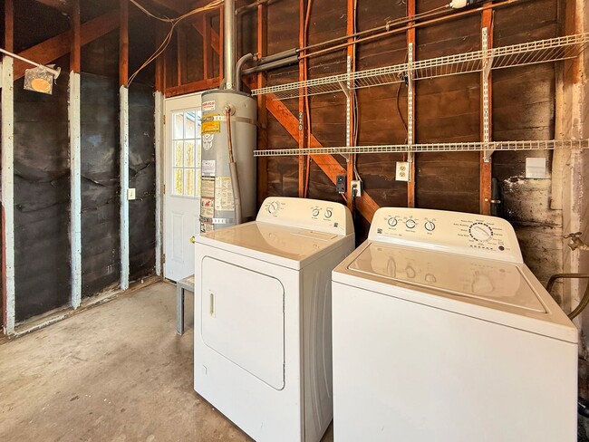 Building Photo - Charming 2B/1BA House w/ Large Yard, Garag...