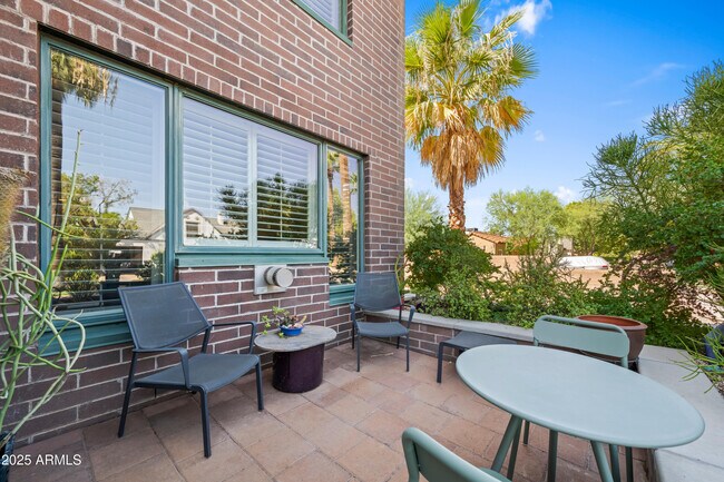 Building Photo - 17 W Vernon Ave