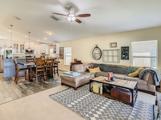 Building Photo - Three Bedrooms Plus private office.