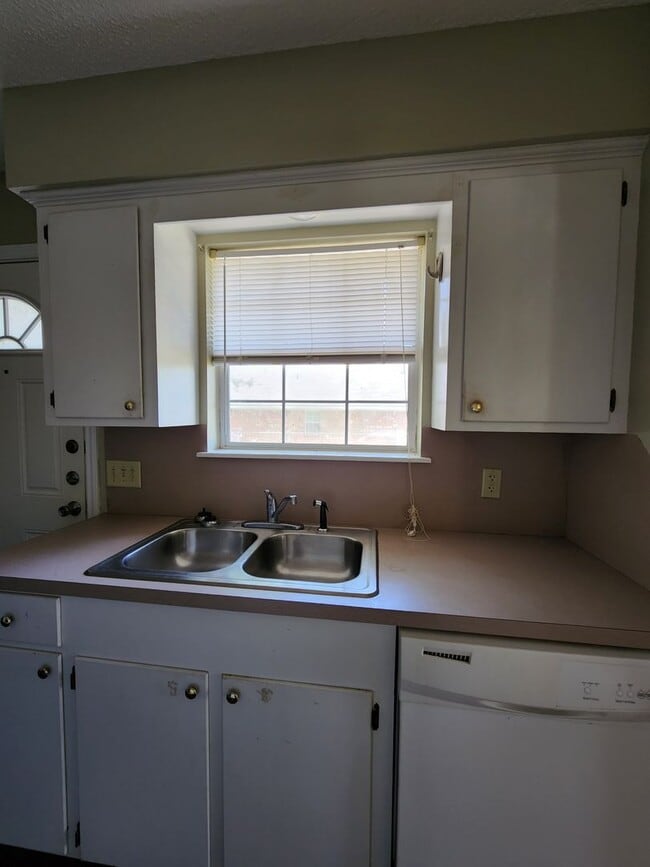 Building Photo - Recently remodeled 3 bedroom, 2 bath brick home