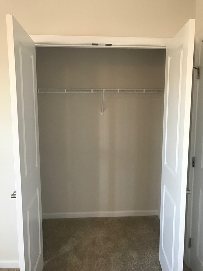 Building Photo - 3bed/2.5ba townhome Ideally Located betwee...