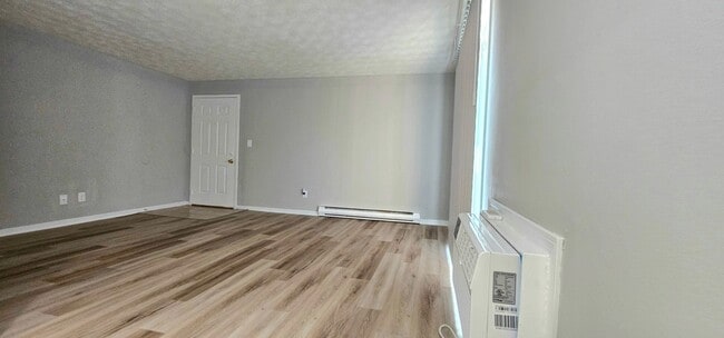 Building Photo - Newly Renovated 2 bedroom in Englewood! With W/D hookups!