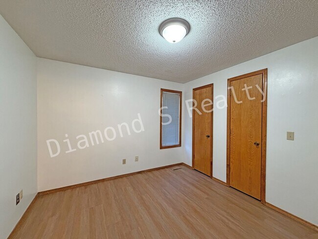 Building Photo - 2335 W Farm Rd 164