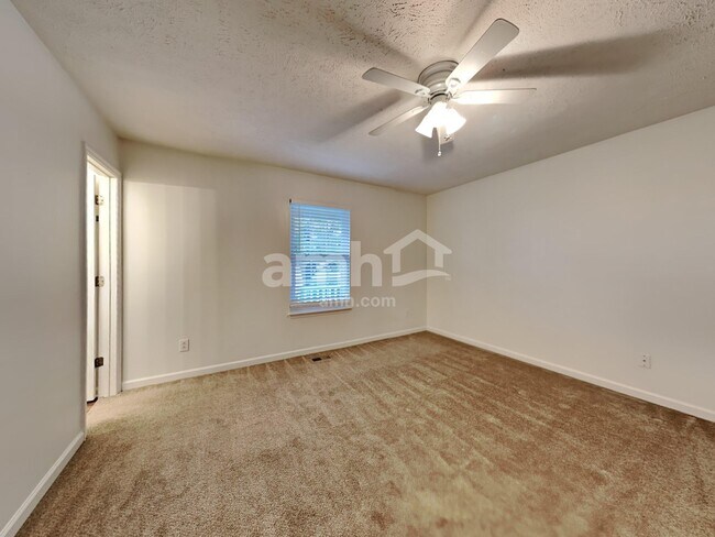 Building Photo - 200 Priest View Dr