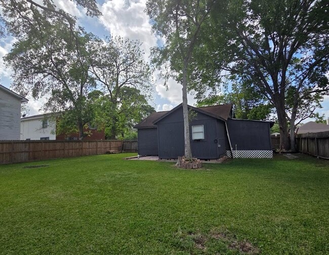 Building Photo - 1211 3rd St