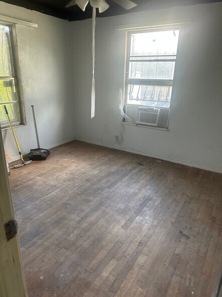 Building Photo - 5102 Anna Maria St