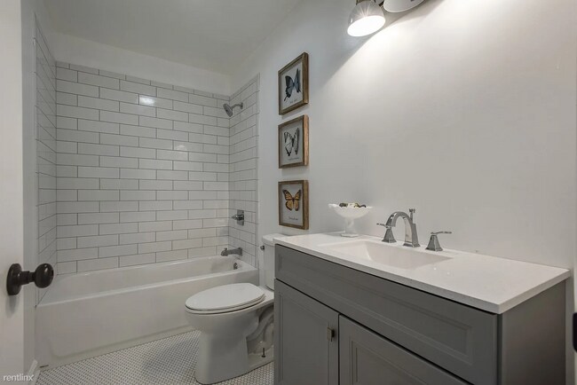 Building Photo - 2 br, 1.5 bath Townhome - 617A Moore Avenue