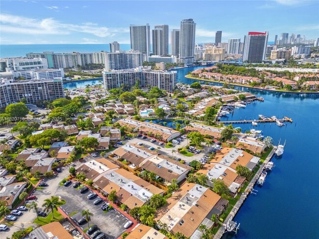 Building Photo - 2627 Parkview Dr S