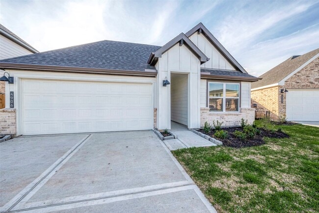 Building Photo - 4906 Edgewood Dr