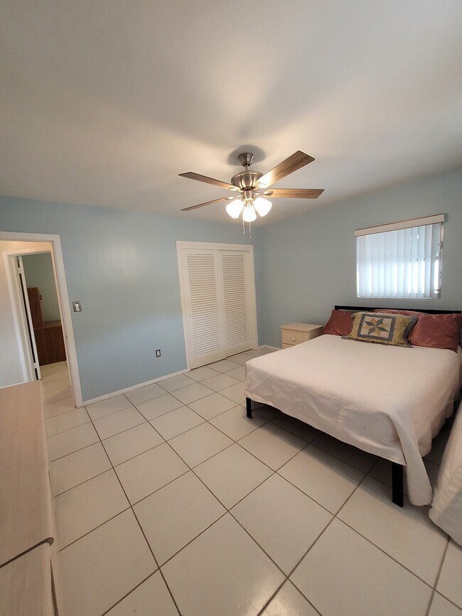 MAIN BEDROOM - 1829 Towhee Ln
