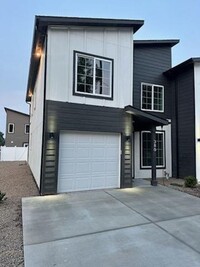 Building Photo - One Month Free Rent - Mountain Home Town HOme