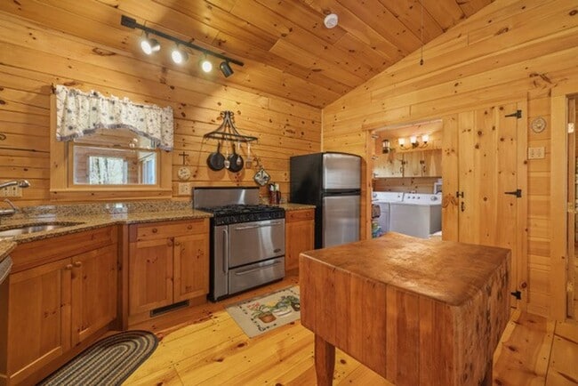 Building Photo - Peaceful Log Home Retreat – Long-Term Beck...