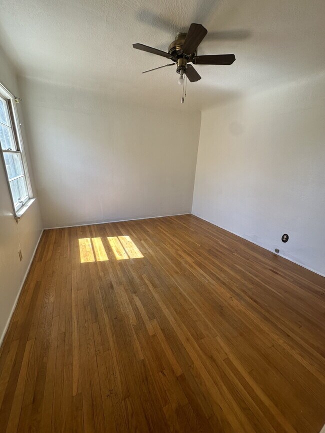 Building Photo - Charming 3 Bedroom, 2 Bath Home with Sunroom!