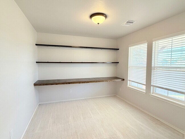 Building Photo - 18600 Luna Dr