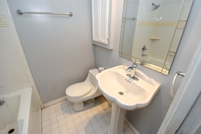 Building Photo - NICE 2 BEDROOM 1.5 BATH CONDO IN GREENWAY ...